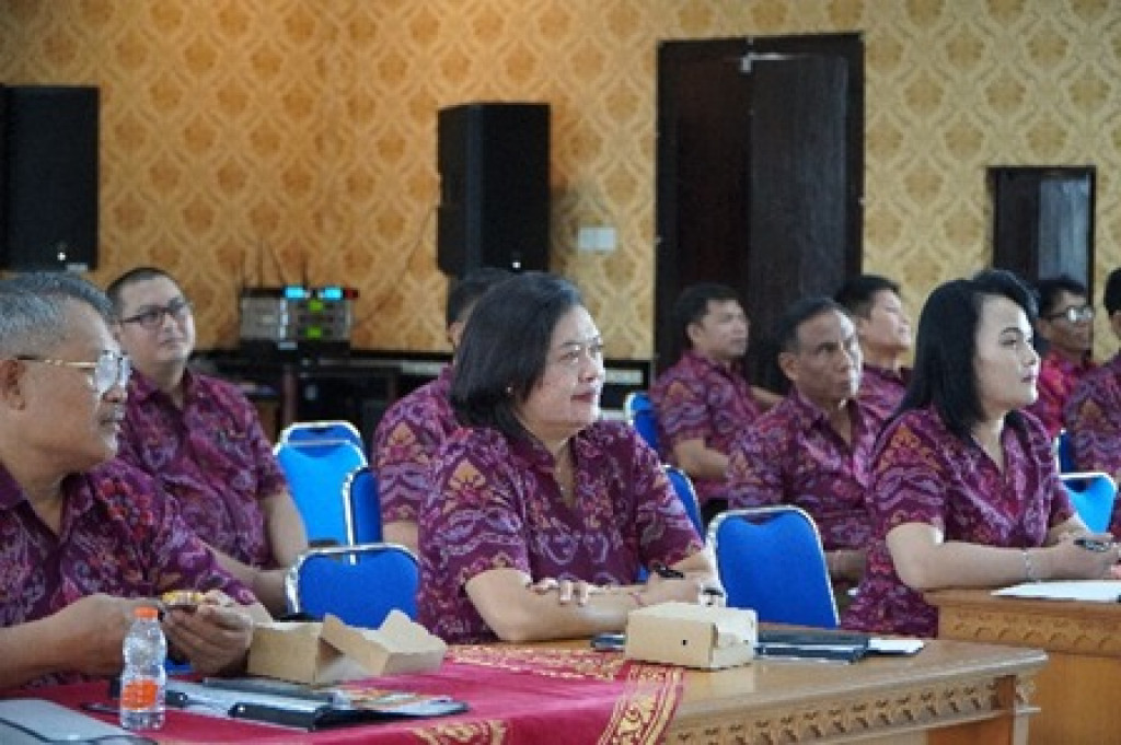 Pembekalan Materi TPS3R pada Kegiatan BIMTEK Peningkatan Kapasitas dan Wawasan LPM Desa Dalung Tahun 2024